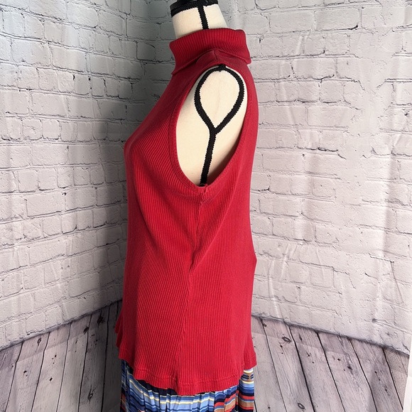 Extra Touch - Red sleeveless Turtleneck - Picture 2 of 8